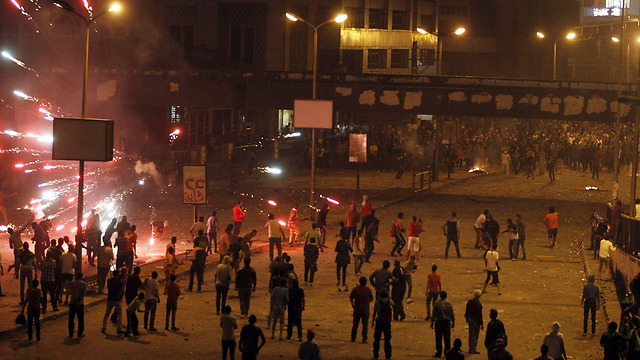 יחזרו לרחובות? הפגנות ליליות במצרים (צילום: רויטרס) (צילום: רויטרס)