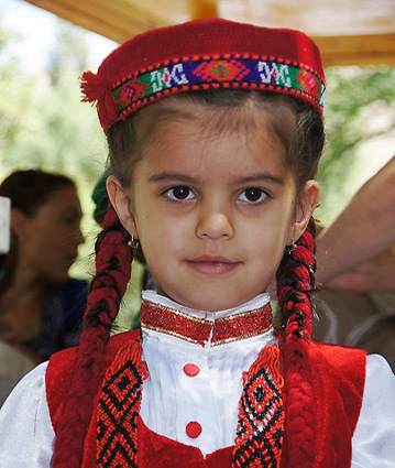 ילדה בלבוש פמירי מסורתי (צילום: אפרת נקש)