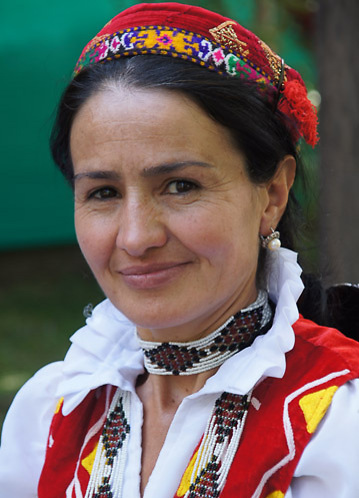 אישה בלבוש פמירי מסורתי (צילום: אפרת נקש)