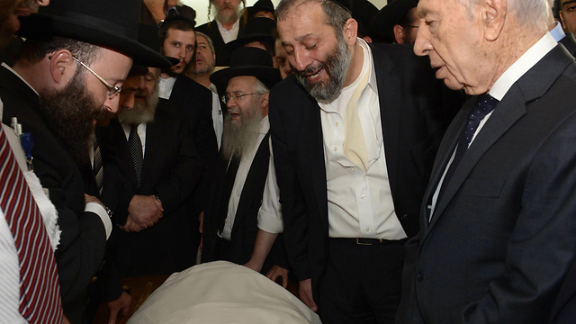President Peres at the funeral (Photo: GPO) (Photo: GPO)