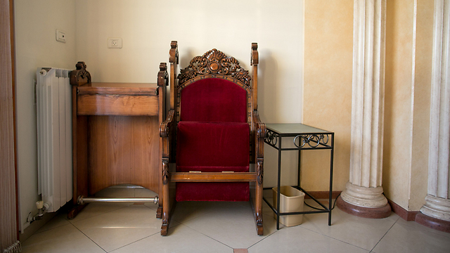 כיסאו של הרב בבית הכנסת (צילום: אוהד צויגנברג) (צילום: אוהד צויגנברג)
