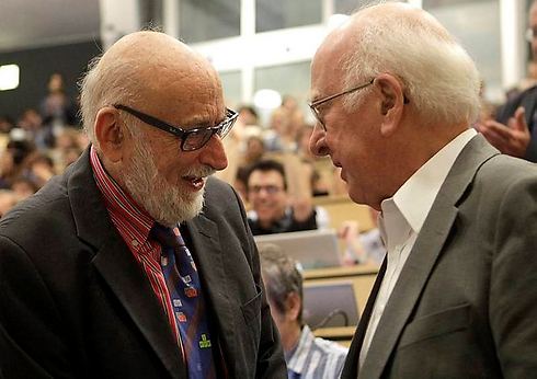 פרופסור היגס (מימין) ופרופסור אנגלר (צילום: EPA) (צילום: EPA)