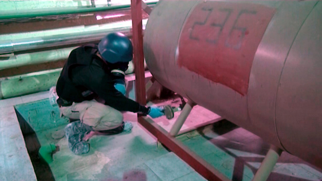 UN inspector takes apart chemical weapons in Syria (Photo: EPA) (Photo: EPA)