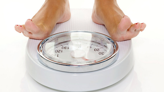 למשקל הגוף השפעה רבה על העומס המוטל על המפרקים (צילום: shutterstock ) (צילום: shutterstock )
