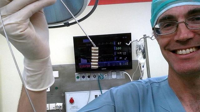 ד"ר נעם זביט. שלף את המגנטים עם חוט תיל (צילום: דוברות בית החולים "שניידר") (צילום: דוברות בית החולים 
