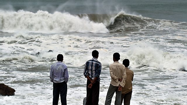 הים מול הודו כבר סוער, על רקע התקרבות הסופה (צילום: AFP) (צילום: AFP)
