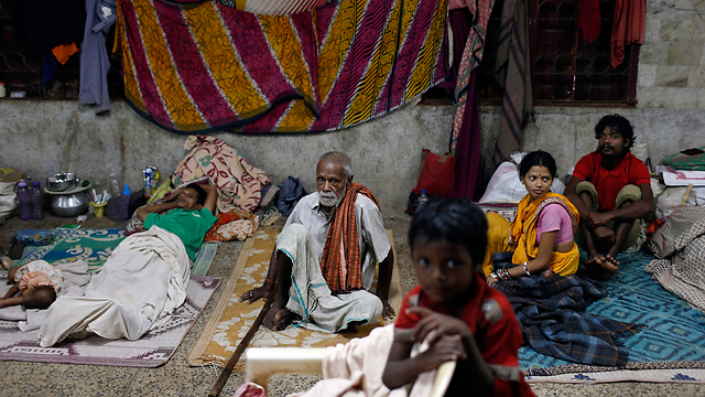 People taking shelter in India (Photo: Reuters)