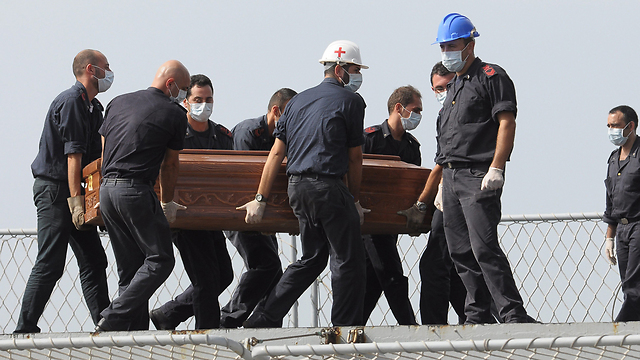 משיית הגופות מספינת המהגרים שטבעה מול חופי למפדוזה (צילום: AP) (צילום: AP)