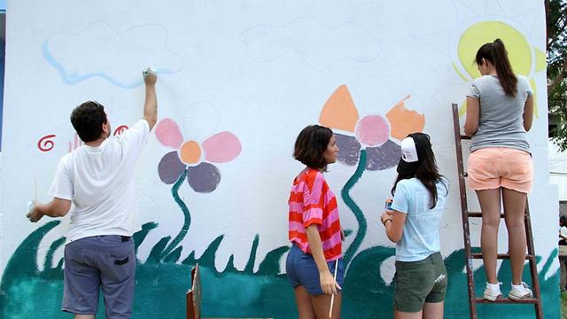 בזמן שחלק צבעו את קירות בית הספר, אחרים שיחקו עם הילדים משחקי חברה (צילום: Devendra Shahi) (צילום: Devendra Shahi)