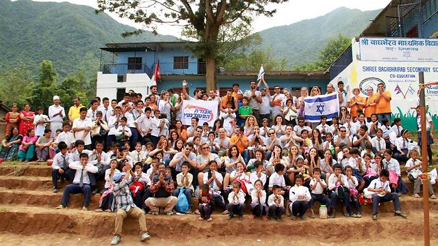 המשלחת הישראלית, צוות בית הספר והתלמידים ואנשי ארגון social tourism (צילום: Devendra Shahi) (צילום: Devendra Shahi)
