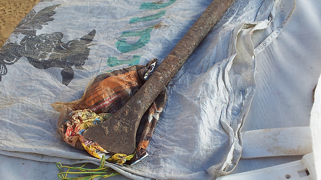 אחד מכלי החפירה שנמצאו ועטיפת מזון (צילום: הרצל יוסף) (צילום: הרצל יוסף)