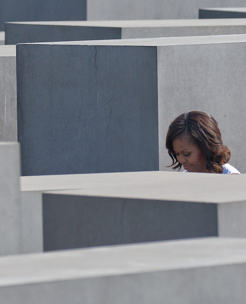 זכר השואה נוכח בעיר. מישל אובמה בביקור באנדרטה (צילום: AFP) (צילום: AFP)