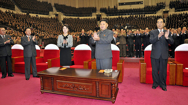 לא הרבה ידוע על המשפחה השלטת בצפון קוריאה. קים ג'ונג און ורעייתו רי סול-ג'ו (צילום: AFP, KCNA VIA KNS) (צילום: AFP, KCNA VIA KNS)