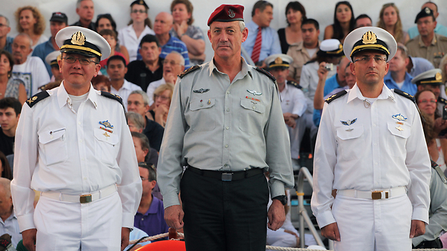 אליעזר מרום (משמאל) עם הרמטכ"ל ומחליפו בטקס חילופי מפקד חיל הים (צילום: אבישג שאר ישוב) (צילום: אבישג שאר ישוב)