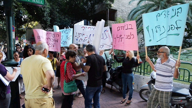 תושבי השכונה מפגינים מול עיריית רמת גן (צילום: מוטי קמחי) (צילום: מוטי קמחי)