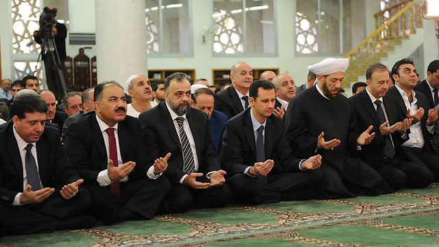Assad prays (Photo: AFP)