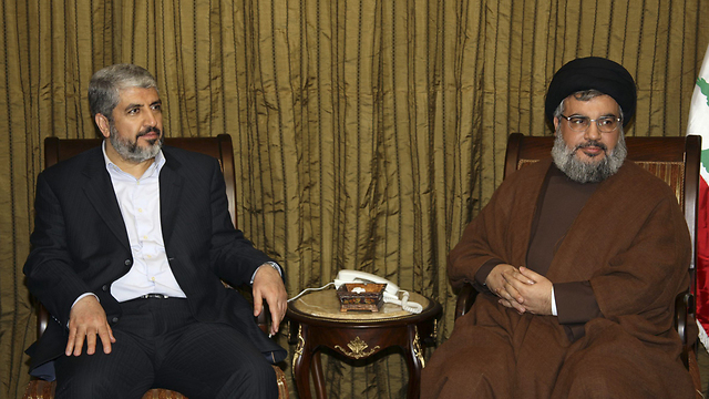 Hamas' Mashal (L) and Hezbollah's Nasrallah (Archive photo: AP)