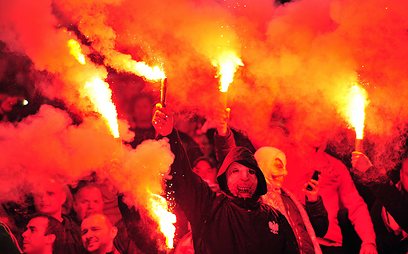 אוהדי נבחרת פולין במפגן מרשים באצטדיון וומבלי (צילום: AP) (צילום: AP)