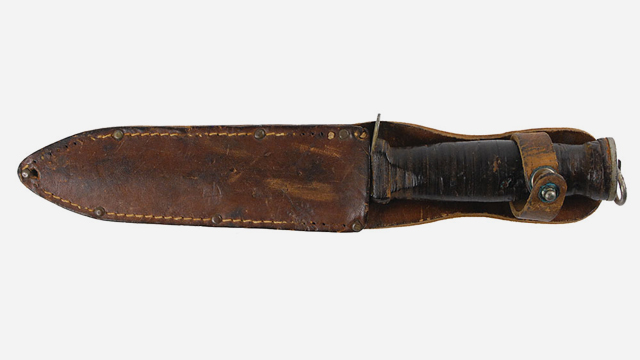 סכין של אוסוולד משירותו הצבאי. מחיר התחלתי: 2,500 דולר (צילום: בית המכירות הפומביות RR) (צילום: בית המכירות הפומביות RR)