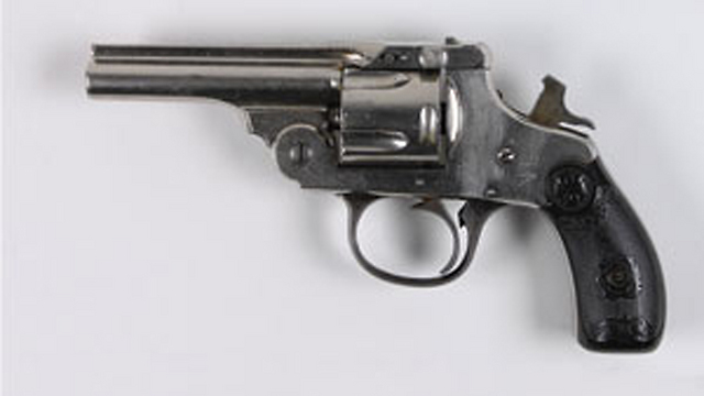 אקדח של אוסוולד משירותו הצבאי. מחיר התחלתי: 2,500 דולר (צילום: בית המכירות הפומביות RR) (צילום: בית המכירות הפומביות RR)