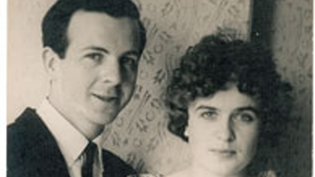 בני הזוג אוסוולד ביום חתונתם. 30 באפריל 1961 (צילום: בית המכירות הפומביות RR) (צילום: בית המכירות הפומביות RR)