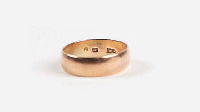 הפטיש והמגל חרוטים על טבעת הנישואים. מחיר התחלתי: 2,500 דולר (צילום: בית המכירות הפומביות RR) (צילום: בית המכירות הפומביות RR)