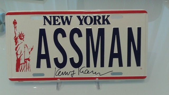 לוחית הרישוי "Assman" מתוך הפרק המפורסם של "סיינפלד" החתומה על ידי קני קריימר, האיש עליו בוססה דמותו של קריימר (צילום: אור ברנע) (צילום: אור ברנע)