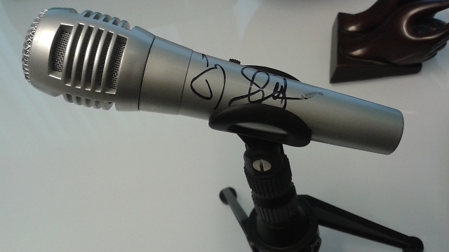 מיקרופון ממופע הסטנד אפ של ג'רי סיינפלד עליו חתם האיש (צילום: אור ברנע) (צילום: אור ברנע)
