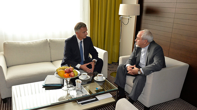 שרי החוץ של איראן ושווייץ בז'נבה (צילום: AFP) (צילום: AFP)