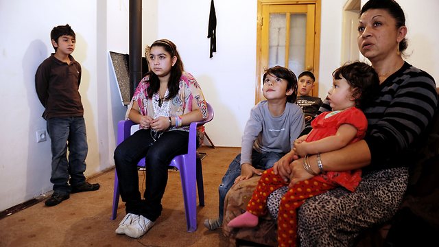 סובלים מאפליה. לאונרדה עם המשפחה בעיר מיטרוביצה שבצפון קוסובו (צילום: AFP) (צילום: AFP)