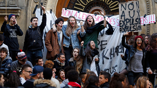 חסמו את הכניסה לבית הספר במחאה על גירוש הנערה. תלמידי תיכון בפריז (צילום: רויטרס) (צילום: רויטרס)