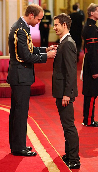הנסיך וויליאם מעניק למארי את עיטור הכבוד (צילום: AP) (צילום: AP)