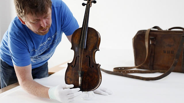 יימכר במאות אלפי דולרים. הכינור של הארטלי (צילום: AFP) (צילום: AFP)