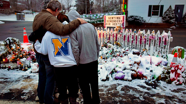 אנדרטת זיכרון לנרצחי הטבח בקונטיקט (צילום: AP) (צילום: AP)