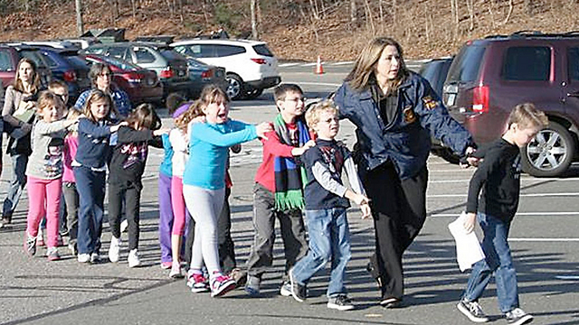 פצע פתוח של העיירה ניוטאון. ילדים מפונים מבית הספר לאחר הטבח (צילום: EPA) (צילום: EPA)