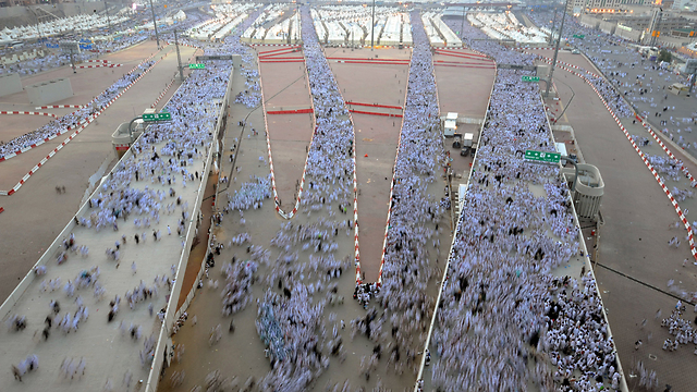 עולי רגל מוסלמים בעיר מכה הסעודית משליכים אבנים כחלק ממנהג ה"ג'מראט" שעל פי המסורת נועד לגרש את השטן (צילום: AFP) (צילום: AFP)
