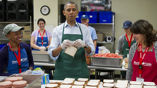 נשיא ארה"ב ברק אובמה מכין כריכים עבור נזקקים בוושינגטון (צילום: AFP) (צילום: AFP)