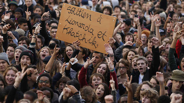 תלמידי תיכון בפריז מפגינים נגד גירוש תלמידים זרים. בשבוע שעבר עצרה משטרת צרפת נערה בת 15 שהייתה בטיול כיתה וגירשה אותה ואת משפחתה לקוסובו אחרי שבקשת המקלט שלהם נדחתה (צילום: AFP) (צילום: AFP)