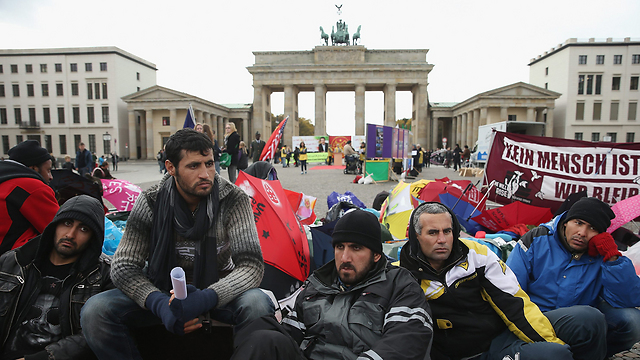 פליטים מעיראק, איראן ואפגניסטן שובתים רעב זה יותר משבוע בשער ברנדנבורג בברלין. המפגינים דורשים מהממשלה לקבל את בקשתם לאזרחות גרמנית (צילום: גטי אימג'בנק) (צילום: גטי אימג'בנק)