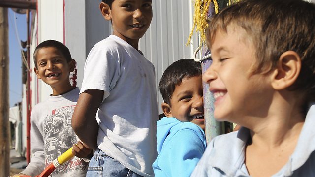 "המדינה הזניחה אותנו", ילדים ביישוב הצועני ליד העיירה פרסאלה (צילום: AP) (צילום: AP)