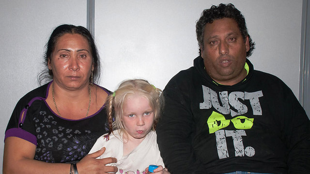 מריה ו"ההורים" החשודים בחטיפתה ביוון (צילום: EPA) (צילום: EPA)
