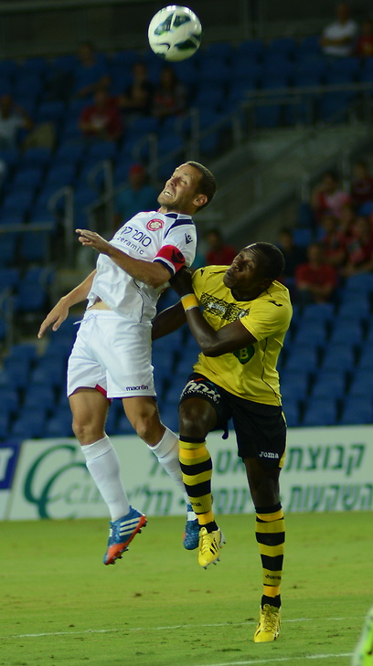 עומר בוקסנבוים מנסה להגיע לכדור (צילום: יובל חן) (צילום: יובל חן)