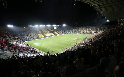 אצטדיון טדי נצבע צהוב-שחור ואדום (צילום: אורן אהרוני) (צילום: אורן אהרוני)
