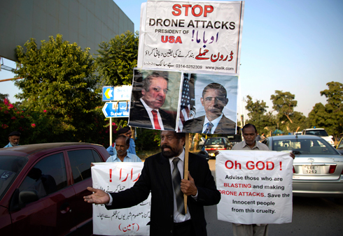 הפגנה בפקיסטן נגד תקיפות מל"טים                   (צילום: AP) (צילום: AP)