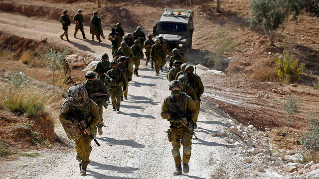 הלוחמים באזור בלעין (צילום: רויטרס) (צילום: רויטרס)