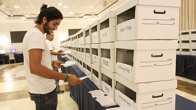 Counting ballots (Photo: Ido Erez)