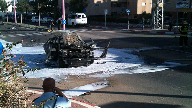 הפיצוץ במכונית - בכביש סמוך לבית ספר (צילום: סימון יוריק) (צילום: סימון יוריק)