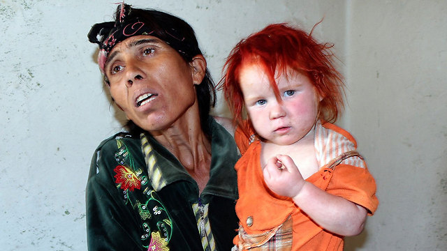 האם הבולגרייה עם בת אחרת שלה, אתמול (צילום: EPA) (צילום: EPA)