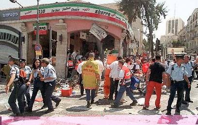 הפיגוע במסעדת סבארו בירושלים בשנת 2001 (צילום: אי פי) (צילום: אי פי)