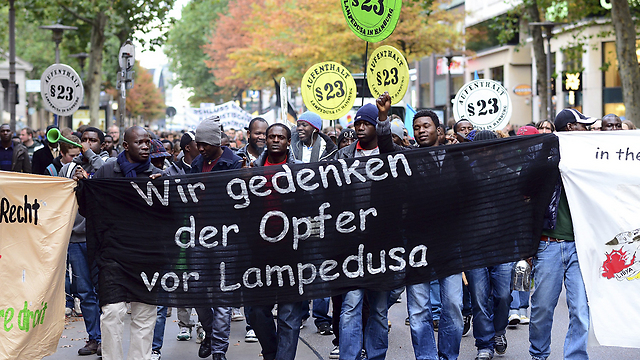 פליטים אפריקנים מפגינים בעיר המבורג הגרמנית לזכר 80 פליטים אפריקנים שטבעו למוות ליד האי האיטלקי למפדוזה (צילום: Gettyimages) (צילום: Gettyimages)